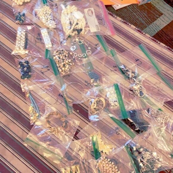 1 pound of Mystery Jewelry - All wearable, organized, & sorted. - Picture 9 of 16